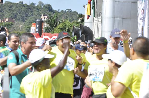 Esteban Jaramillo y Sebastián Salazar - Más de 10 mil competidores se dieron cita en esta histórica cita deportiva que se corría en las modalidades de 5, 10, 21 y 42 kilómetros