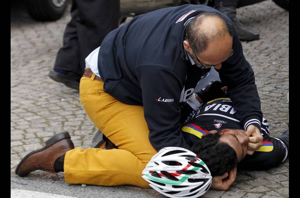 Foto Reuters - El ciclista colombiano Carlos Juli&#225;n Quintero sufri&#243; un accidente el s&#225;bado en un descenso de la carrera Mil&#225;n-San Remo.