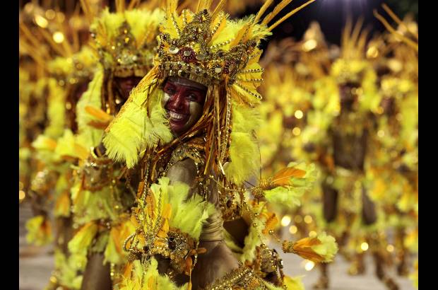 Reuters - Dorada y amarilla, ex&#243;tica y colorida la escuela de samba Beija-Flor.