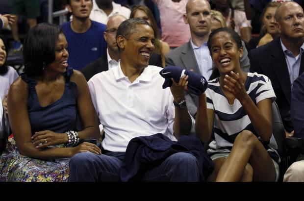 Reuters - El pedido del beso gener&#243; un ataque de risa en Malia, que se contagi&#243; al presidente Obama.