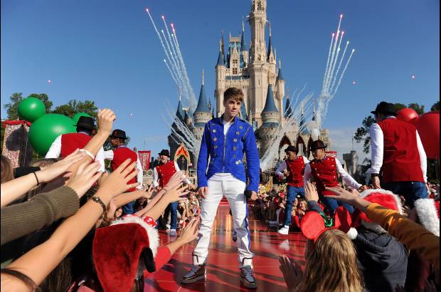 AP - Bieber, en su cuenta de Twitter, comentó sentirse feliz por su participación en el parque Magic Kingdom de Orlando.