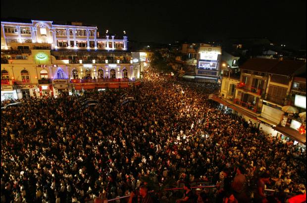Reuters - Unas 50.000 personas, muchas ondeando banderas comunistas de rojo y oro, formaron vallas sobre la ruta del desfile.