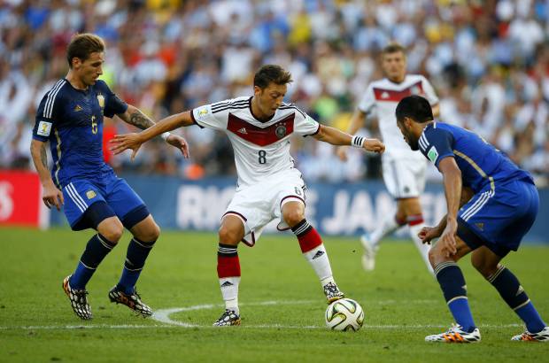 FOTO AFP - Alemania y Argentina igualaron 0-0 al t&#233;rmino de la primera parte. Es la sexta vez en la historia de la final del Mundial que los equipos se van sin goles al descanso .