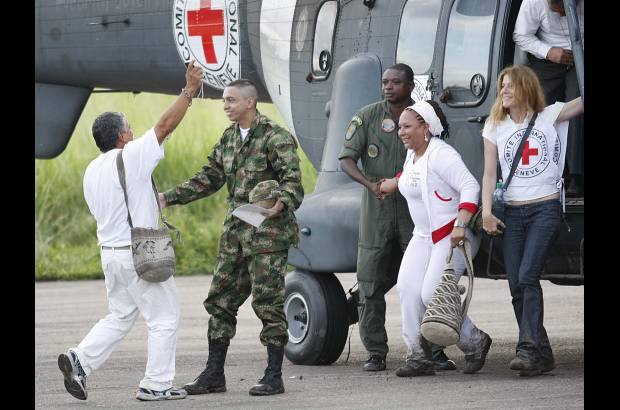 Mario Franco, Colprensa - La emoci&#243;n del momento del encuentro entre Pablo Emilio Moncayo y su padre Gustavo Moncayo.