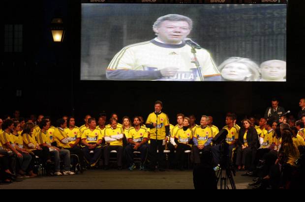Colprensa - Esta es la primera vez que la Selección Colombia recibe una bandera de un tamaño de 70 por 40 metros, para su confección se utilizaron 2.800 metros de tela, su peso final fue de 400 kilos.