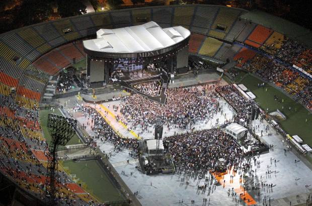 Robinson S&#225;enz - Sobrevuele junto con EL COLOMBIANO el concierto de Madonna. Las grader&#237;as se comienzan a llenar cada vez m&#225;s y a nadie le importa la lluvia, ni la espera, todos quieren ver a su artista.