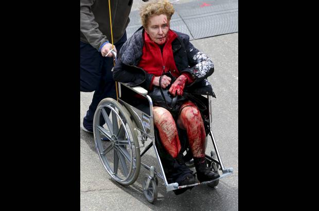 AP - Los corredores que no habían terminado la carrera fueron desviados por la Avenida Commonwealth hacia una zona de reunión familiar, de acuerdo con un plan de emergencia que se implementó.