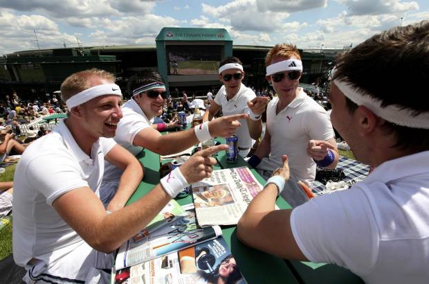 Reuters - Las curiosidades de los fan&#225;ticos en el torneo brit&#225;nico.