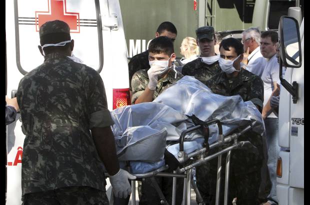 - Rousseff, acompañada por sus ministros de Salud, Educación, Desarrollo, Industria y Comercio y Derechos Humanos, se reunió con algunos de los heridos en el hospital de la Caridade.