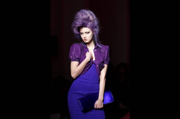 Reuters - El pelo cargado a lo Winehouse estuvo presente con colores muy vivos, rosas, verdes o amarillos y obviamente negro.