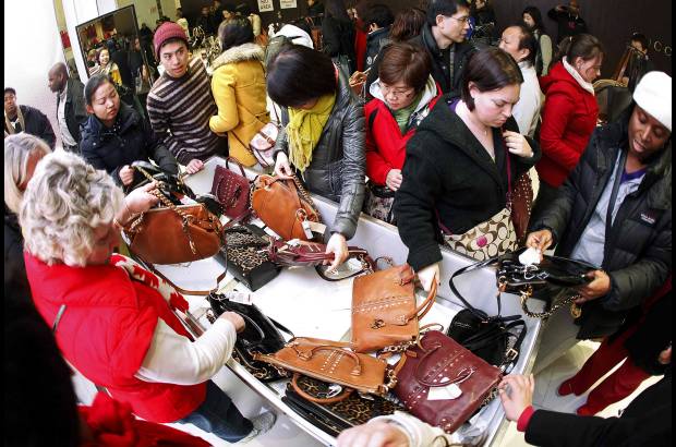Reuters - Aunque el cambio fue denunciado por algunos empleados de tiendas y ciertos tradicionalistas como algo que aleja a la gente de su familia en el d&#237;a de acci&#243;n de gracias, muchos consumidores aprovecharon la oportunidad de comprar antes de medianoche o en las primeras horas de la madrugada.