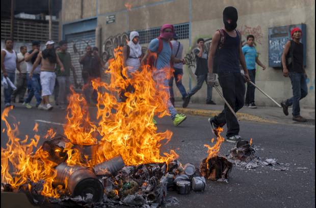 Federico Ríos Escobar - Guardias nacionales dispersaron con gas lacrimógeno y balas de goma a cientos de estudiantes que protestaron el lunes en varias vías de Caracas por los resultados de las elecciones presidenciales de la la noche del domingo, en las que fue declarado ganador el oficialista Nicolás Maduro.
