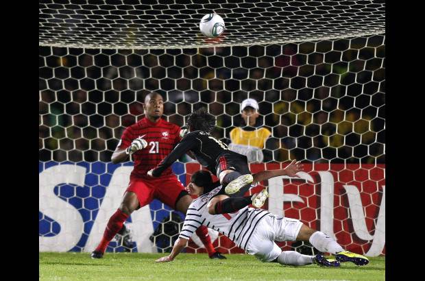 Reuters - Los franceses quemaron sus &#250;ltimos cartuchos con remates de media distancia, pero sin &#233;xito en el ataque Francia sufri&#243; un nuevo golpe que le record&#243; su problema para marcar en pelota quieta: en un tiro de esquina, al minuto 71, Edson Rivera le puso de cabeza el mo&#241;o a la victoria y a la actuaci&#243;n de los mexicanos en Colombia 2011.
