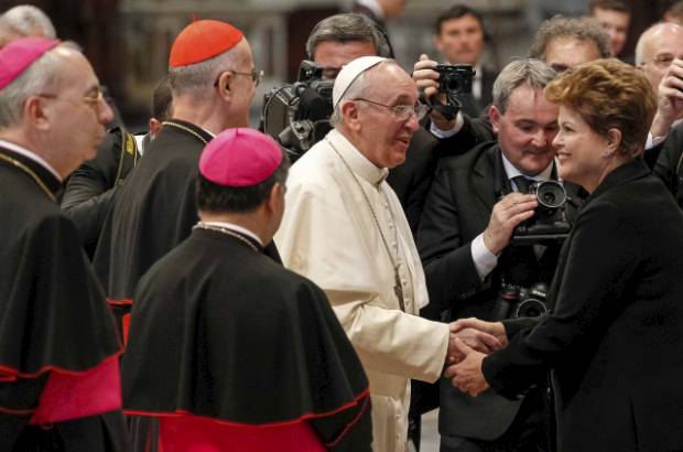 Reuters - Dilma Rousseff presidenta de Brasil saluda al Papa Francisco