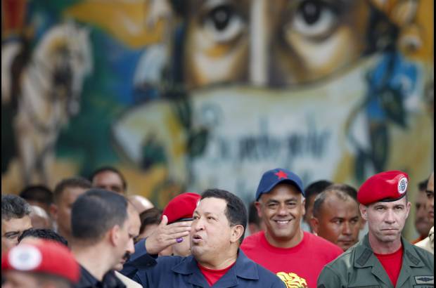 Reuters - El actor estadounidense Danny Glover, la premio Nobel de la Paz guatemalteca Rigoberta Mench&#250; y la exsenadora colombiana Piedad C&#243;rdoba acompa&#241;aron al presidente de Venezuela, Hugo Ch&#225;vez, en el colegio de Caracas donde el aspirante a su tercera reelecci&#243;n deposit&#243; su voto.