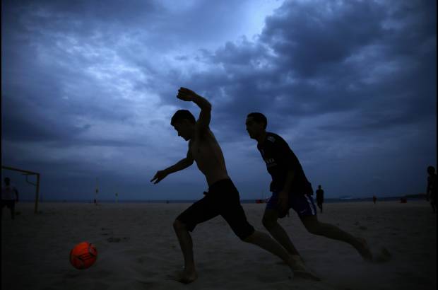 AP - En Brasil, en las playas de Copacabana se siente el ambiente del Mundial de f&#250;tbol 2014.