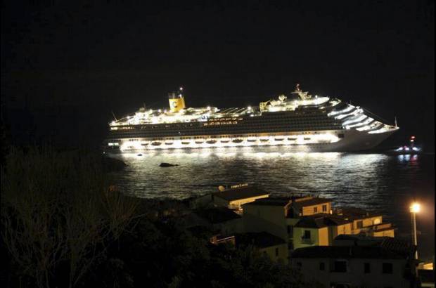 Reuters - Un crucero con m&#225;s de 4.000 personas abordo encall&#243; en la costa italiana.