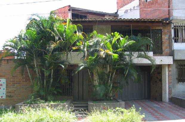 FOTO ARCHIVO EL COLOMBIANO - El 2 de diciembre, las labores de inteligencia permitieron a las autoridades rastrear las llamadas que Escobar le hizo a su hijo Juan Pablo, para llegar hasta la vivienda donde se escond&#237;a en el barrio Los Olivos, occidente de Medell&#237;n, y dar muerte al entonces hombre m&#225;s buscado del mundo.