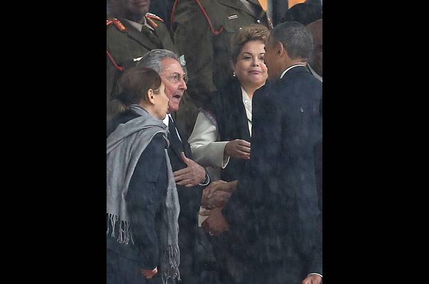 AP - Como hist&#243;rida se ha catalogado esta fotograf&#237;a del presidente Barack Obama estrechando la mano del presidente de Cuba, Ra&#250;l Castro. El encuentro se dio en los funerales de Nelson Mandela.