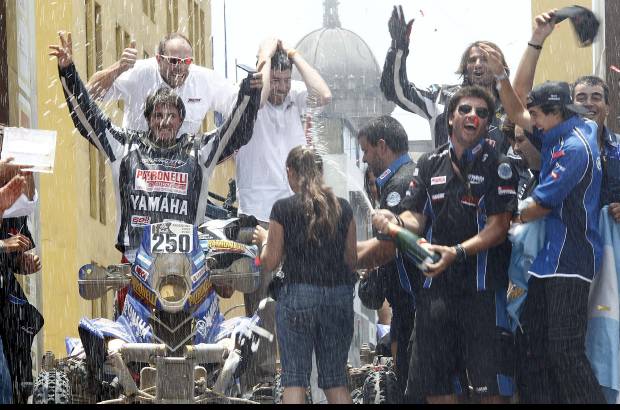 Reuters - En cuatrimotos no hubo sorpresas de última hora y el argentino Alejandro Patronelli (Yamaha) reeditó la victoria de 2011 con más de una hora de ventaja sobre su hermano Marcos.