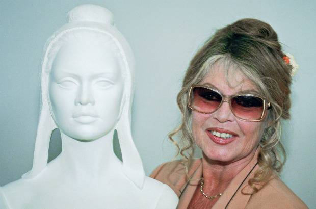 AFP - Par&#237;s, 11 de mayo 1993. Bardot sonr&#237;e junto al busto de Marianne, el s&#237;mbolo de la Rep&#250;blica Francesa, para el que la diva se prest&#243; como modelo.
