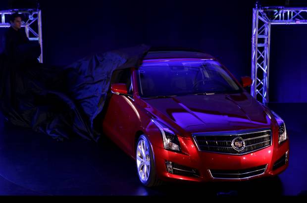 AP - General Motors present&#243; el Cadillac ATS 2013, con el que quiere hacer sombra a sus competidores europeos, especialmente BMW, Mercedes y Audi en el nicho de berlinas de lujo.