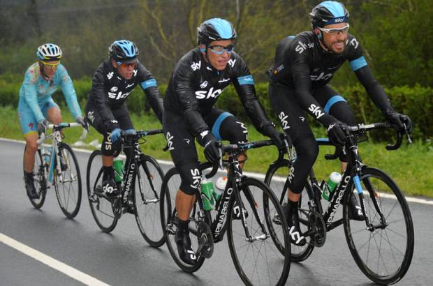 - Los grandes beneficiados en la l&#237;nea de meta de una etapa con cinco puertos puntuables fueron el Sky y su l&#237;der Richie Porte.