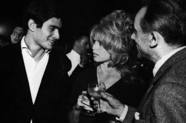 AFP - Imagen captada el 1 de junio de 1960. Un brindis de Bardot por el estreno de la pel&#237;cula &quot;La v&#233;rit&#233;&quot;, con la co-estrella Sami Frey (izq.) y el productor de cine Henri-Georges Clouzot.