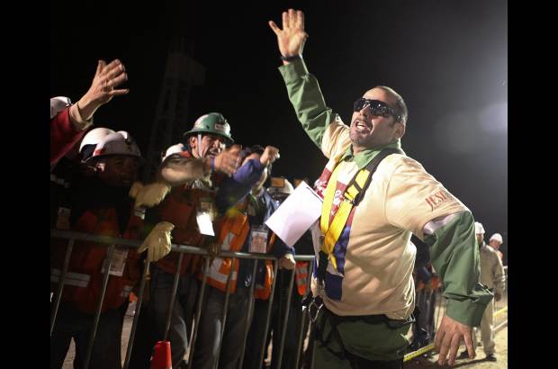 REUTERS - Mario Sepúlveda abrió un bolso al salir y entregó trozos de roca de la mina al presidente y a funcionarios.