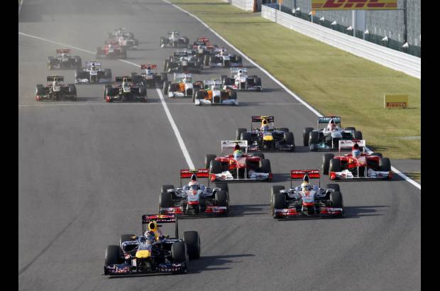 Reuters - Button, que comenzó en primera fila junto con Vettel, que tenía la pole, se hizo de la bandera a cuadros en el circuito Suzuka al lograr su tercera victoria de la temporada por la escudería McLaren, mientras que el español Fernando Alonso, del equipo Ferrari, quedó en segundo sitio.