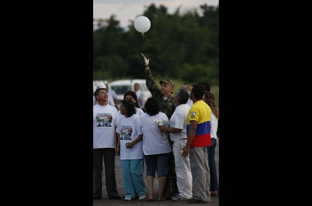 Mario Franco, Colprensa - Pablo Emilio fue recibido con bombas y flores blancas.