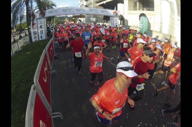 Esteban Jaramillo y Sebastián Salazar - Más de 10 mil competidores se dieron cita en esta histórica cita deportiva que se corría en las modalidades de 5, 10, 21 y 42 kilómetros.