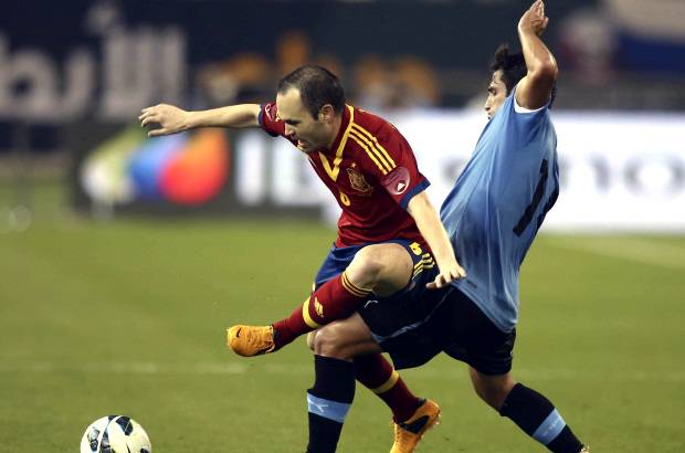 AP - Espa&#241;a toc&#243; al son del volante del Barcelona Andr&#233;s Iniesta que maravill&#243; a la repleta grada con sus gestos de calidad.