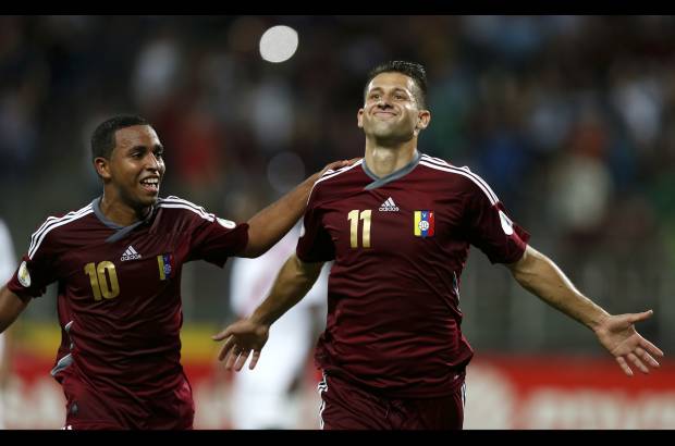 AP - Per&#250; abri&#243; el marcador a los 19 minutos con gol de Paolo Hurtado, pero Venezuela empat&#243; a los 36 tras una gran acci&#243;n de su goleador Salom&#243;n Rond&#243;n.