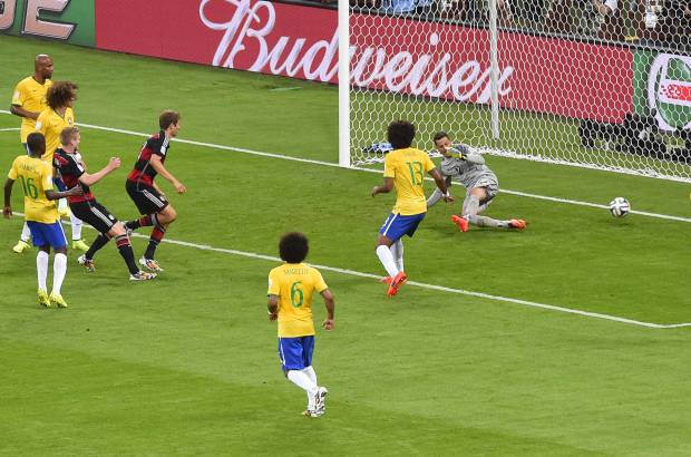 FOTO AFP - Thomas M&#252;ller abri&#243; la cuenta a los 11 minutos del primer tiempo.