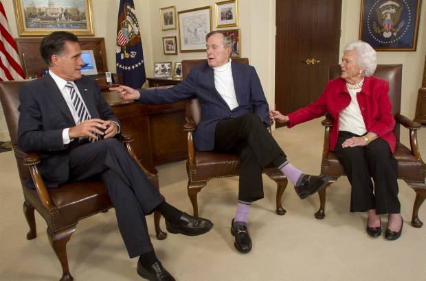 Reuters - El candidato presidencial republicano Mitt Romney recibi&#243; la aprobaci&#243;n formal del expresidente George Bush (padre) y la exprimera dama Barbara Bush.