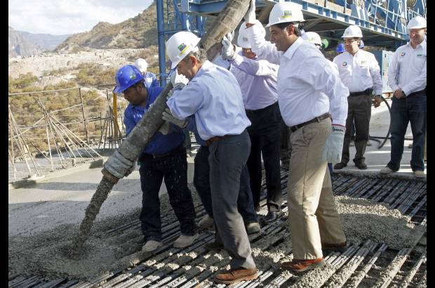 Reuters - El reconocimiento del R&#233;cord Guiness fue recibido por el presidente mexicano Felipe Calder&#243;n en el mismo puente Baluartes, que calific&#243; &#233;sta como la obra m&#225;s importante de su sextenio.