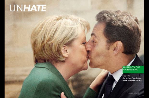 Cortes&#237;a - &quot;Unhate&quot; (sin odio) es como se conoce esta pol&#233;mica estrategia. La canciller alemana, Angela Merkel y el l&#237;der franc&#233;s Nicolas Sarkozy tambi&#233;n protagonizan una imagen.