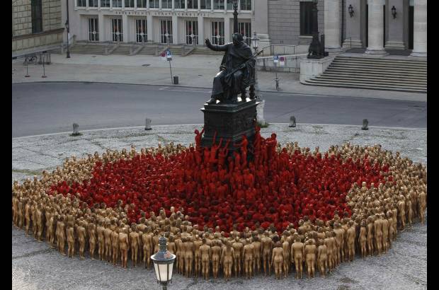Reuters - Tunick, conocido por sus sesiones en lugares p&#250;blicos con modelos desnudos, pretende reproducir con los participantes, cubiertos &#250;nicamente con pintura corporal de color oro o rojo, motivos de la tetralog&#237;a wagneriana El anillo del Nibelungo.