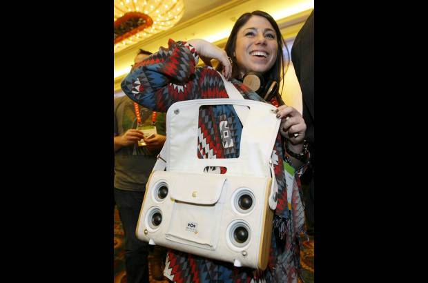 Reuters - Esta &#250;til cartera incluye un sistema de sonido compatible con la tableta iPad, de Apple. Su precio de lanzamiento es de 199 d&#243;lares.