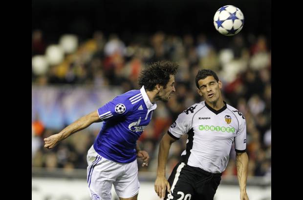 Reuters - El retorno de Ra&#250;l Gonz&#225;lez a Espa&#241;a no ser&#225; un buen recuerdo para el Valencia, ya que el exmadridista fue el autor del empate a un gol con el que acab&#243; el partido y que decanta moment&#225;neamente la eliminatoria a favor del conjunto germano.