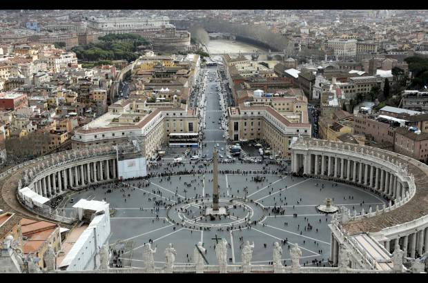 Reuters - La Plaza de San Pedro se ve desde la c&#250;pula de la Bas&#237;lica en El Vaticano.