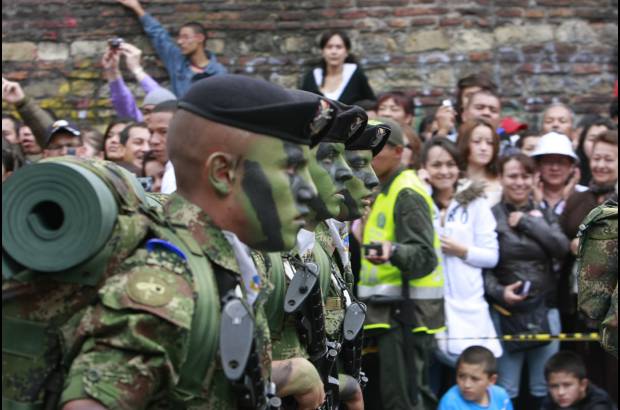 Colprensa - Un soleado d&#237;a, en el que tambi&#233;n el Congreso instalar&#225; un nuevo per&#237;odo de sesiones, permiti&#243; que propios y extra&#241;os se apostaran al lado y lado de una de las c&#233;ntricas v&#237;as de Bogot&#225; para apreciar el desfile de militares, que lucieron sus mejores galas para la fiesta patria.