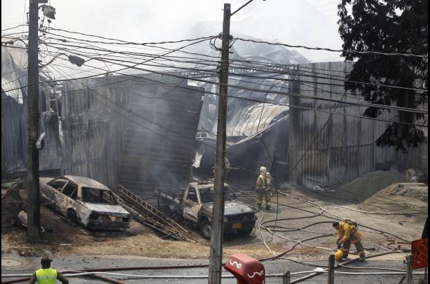 Foto Manuel Saldarriaga - La llamas destruyeron la f&#225;brica de icopor.