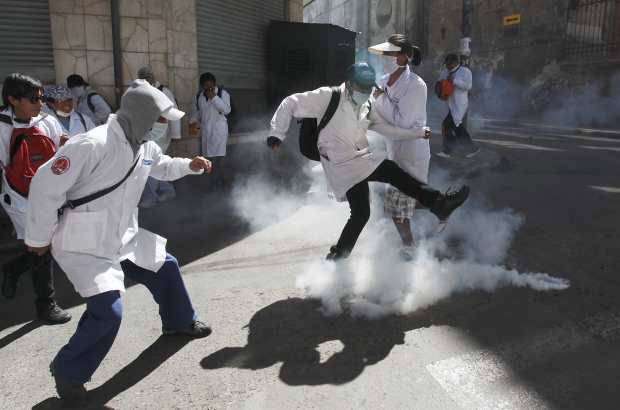 AP - Violentos disturbios se vivieron este mi&#233;rcoles en Bolivia, en la primera jornada de una huelga general de 72 horas.