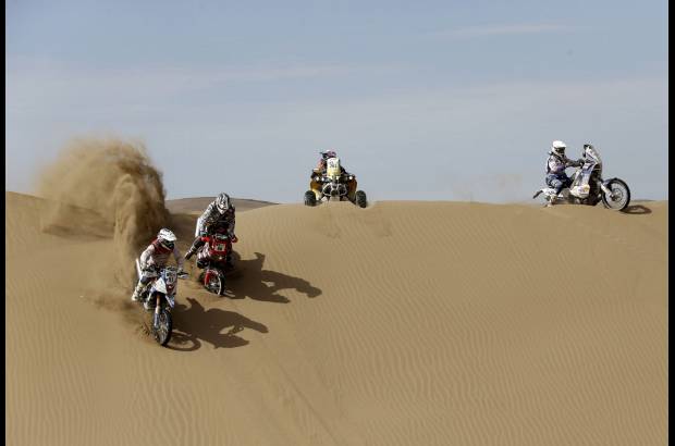 Reuters - Las dunas, una dura prueba para todos los participantes.