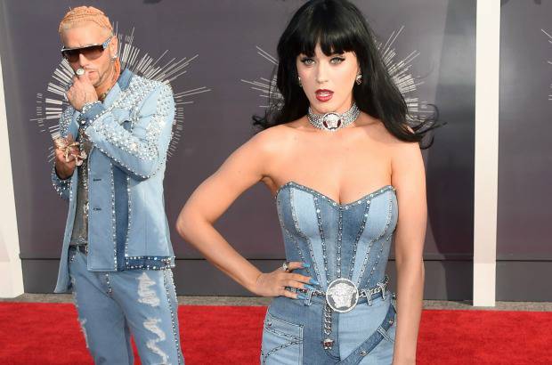 AFP - Perry, junto con el rapero Riff Raff, visti&#243; toda de mezclilla en una oda a los atuendos que Justin Timberlake y Britney Spears usaron en el 2001 para los American Music Awards.
