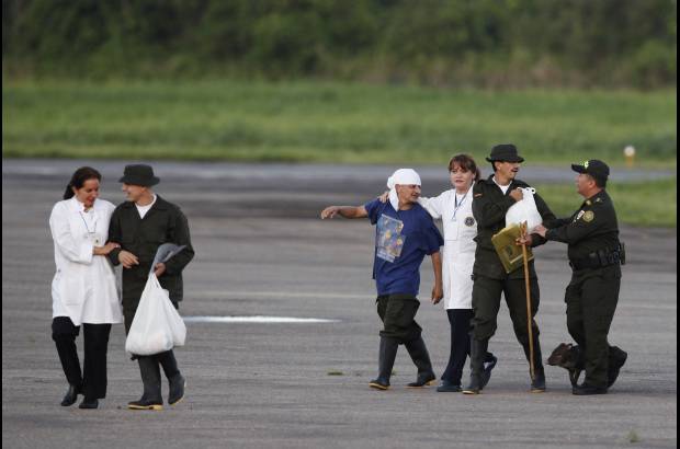 Raúl Palacios, enviado especial Colprensa - Los uniformados fueron recibidos por médicos especialistas que les dieron algunas recomendaciones antes del reencuentro con su familia.
