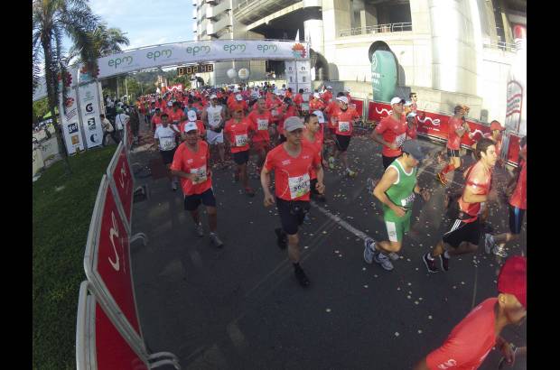Esteban Jaramillo y Sebastián Salazar - Más de 10 mil competidores se dieron cita en esta histórica cita deportiva que se corría en las modalidades de 5, 10, 21 y 42 kilómetros.