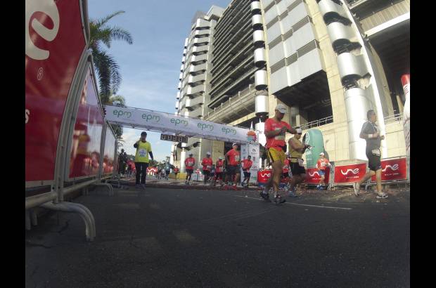 Esteban Jaramillo y Sebastián Salazar - Más de 10 mil competidores se dieron cita en esta histórica cita deportiva que se corría en las modalidades de 5, 10, 21 y 42 kilómetros.